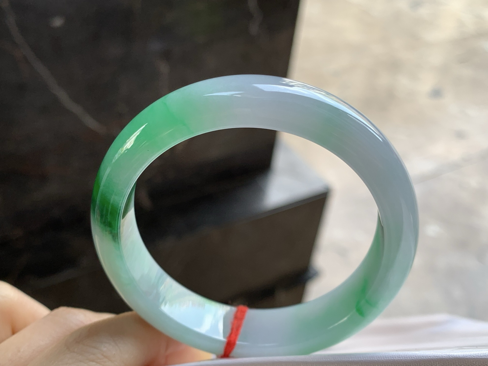 55.5-13.8-8辣绿色手镯^_^底子细腻干净 绿色浓郁