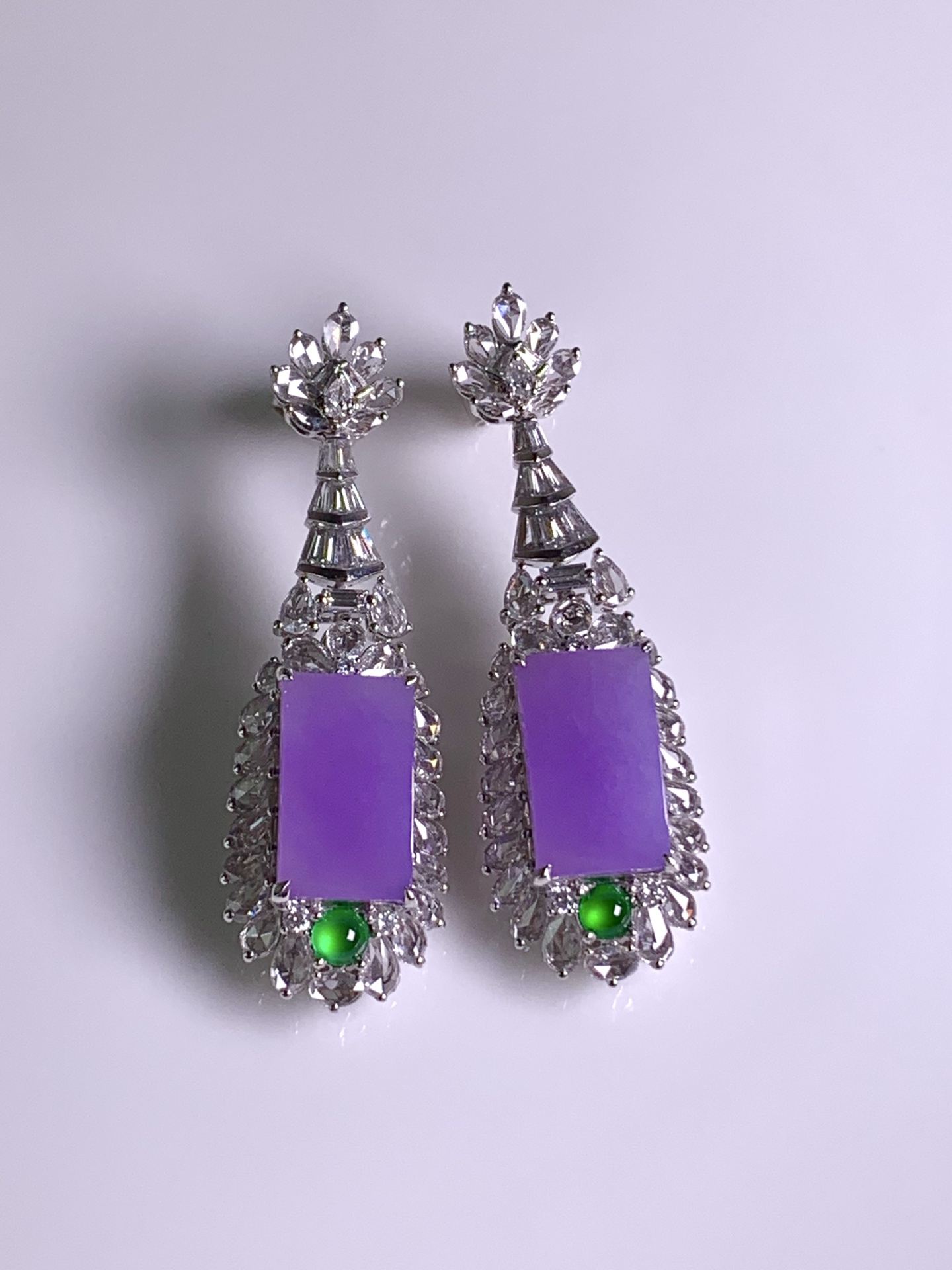 ️，18k金镶嵌方牌耳坠，紫色浓郁，见光靓美入心坎，尺寸：成品：43.1/13.7/10.1，裸石：13.2/7.8，b17422