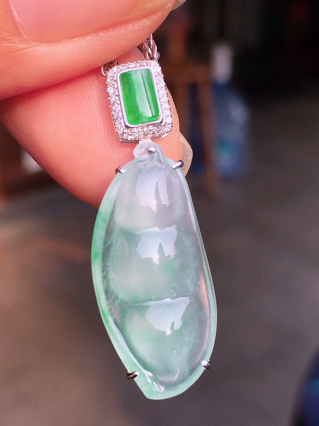 冰种福豆吊坠，玉质细腻，荧光感超
强，饱满圆润，尽显优雅气质，18k
金豪华镶嵌