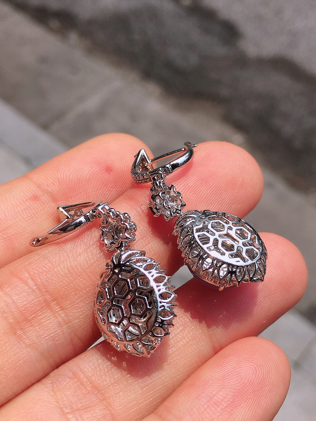 冰紫罗兰蛋面耳坠，色泽均匀艳丽，玉质细腻，荧光感超
强，饱满圆润，尽显优雅气质，18k
金豪华镶嵌