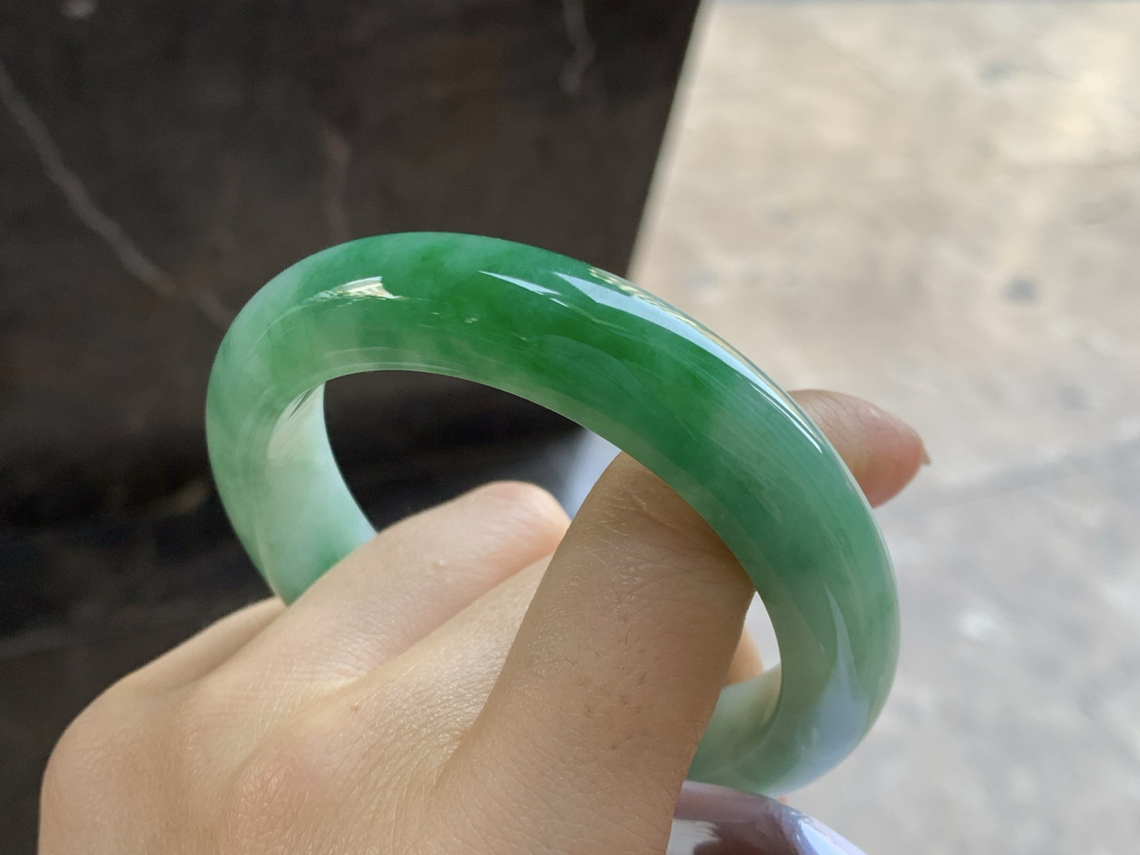 55-12.9-9.5

辣绿色手镯^_^底子细腻 绿色浓郁