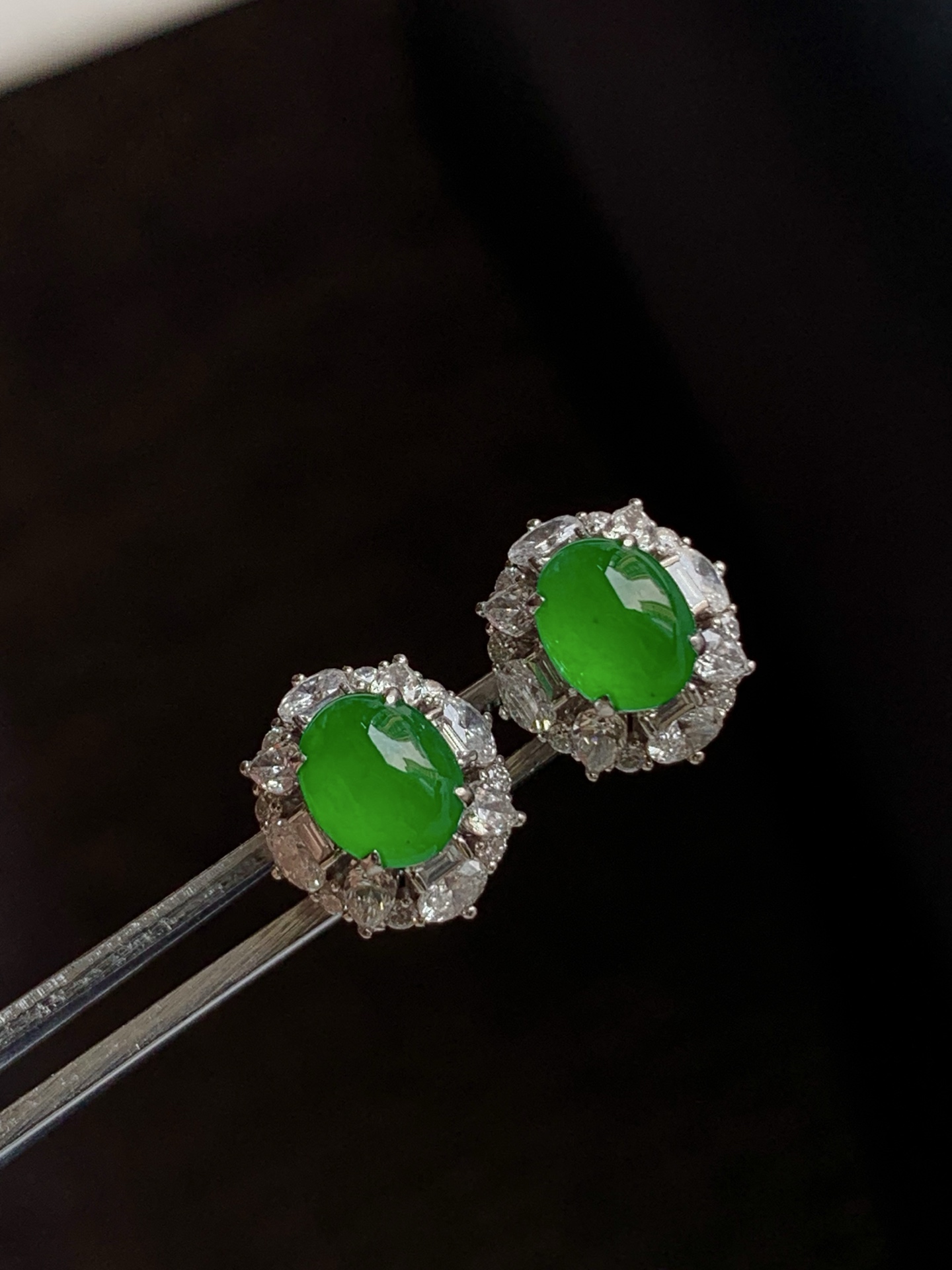 ️，18k金镶嵌蛋面耳钉，种老细腻，色阳浓郁起胶，尺寸：成品：12.1*11*8.1，裸石：7.3*5.8，b17422