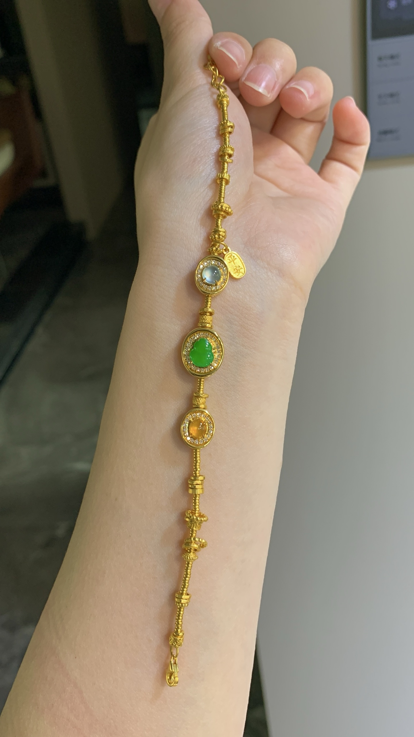 ️，18k金镶嵌花件手链，种老细腻，色阳浓郁起胶，尺寸：长度：18.1，成品：13.1*11.1*6.3，裸石：7.4*6.2，b17422