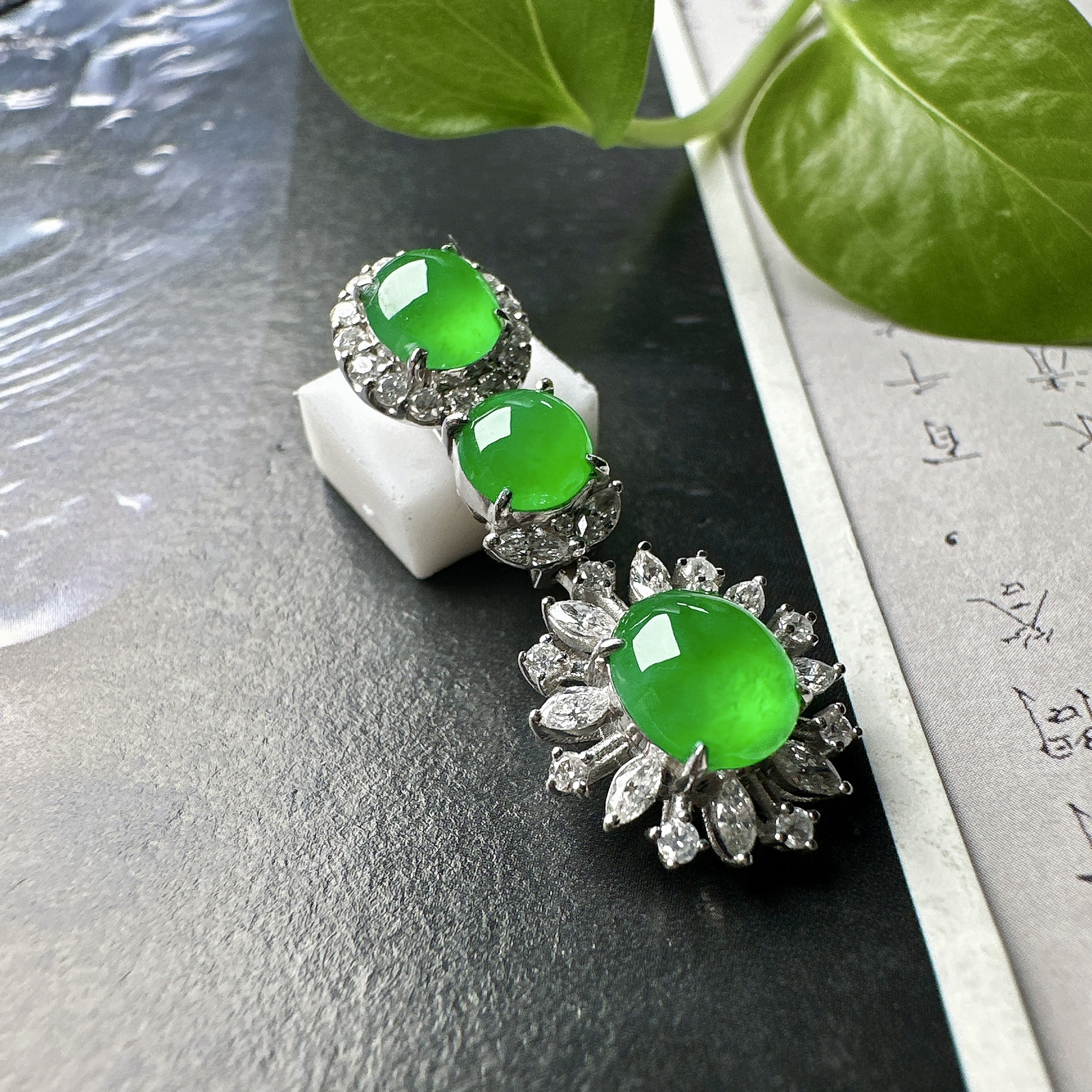 【冰种绿蛋吊坠】三颗同料镶嵌款吊坠，质地细腻，种水上乘，通透闪亮，晶莹剔透。阳绿色泽，18K金钻精美镶嵌，裸石尺寸7.3*6.5*3.4毫米