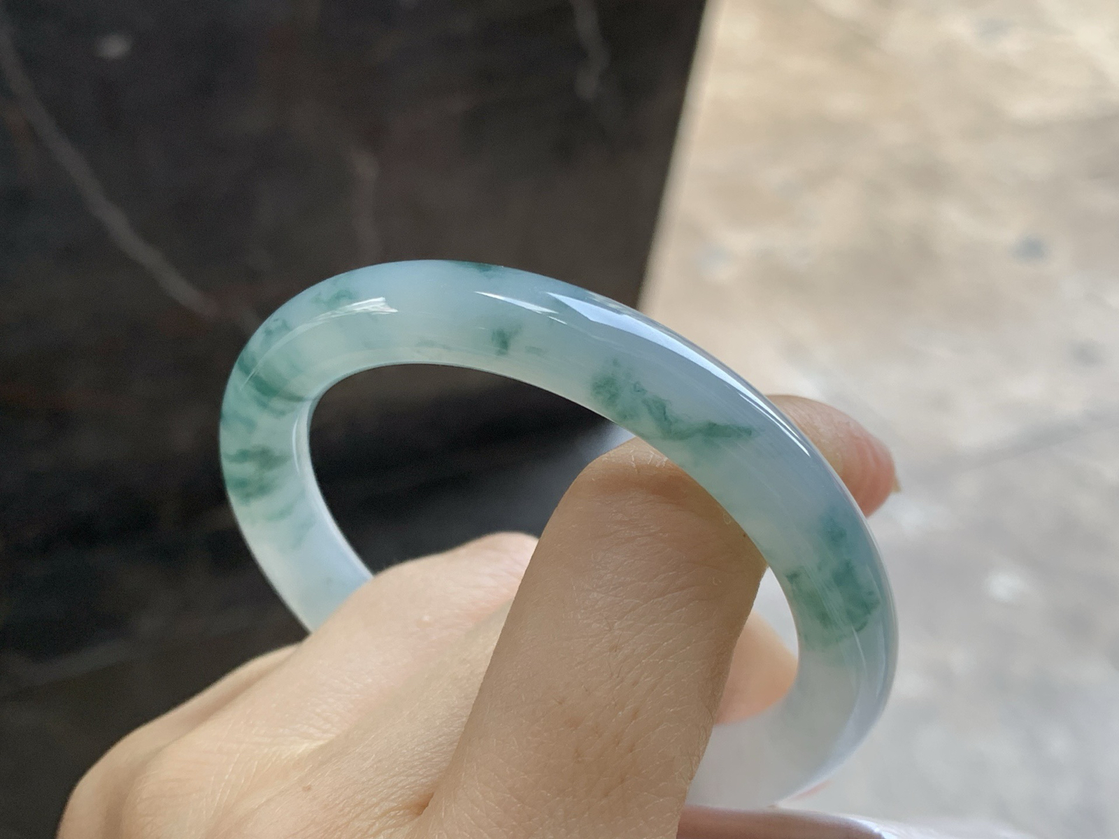 51-8.5-8.2
飘花圆条手镯^_^

底子细腻干净 飘花点缀