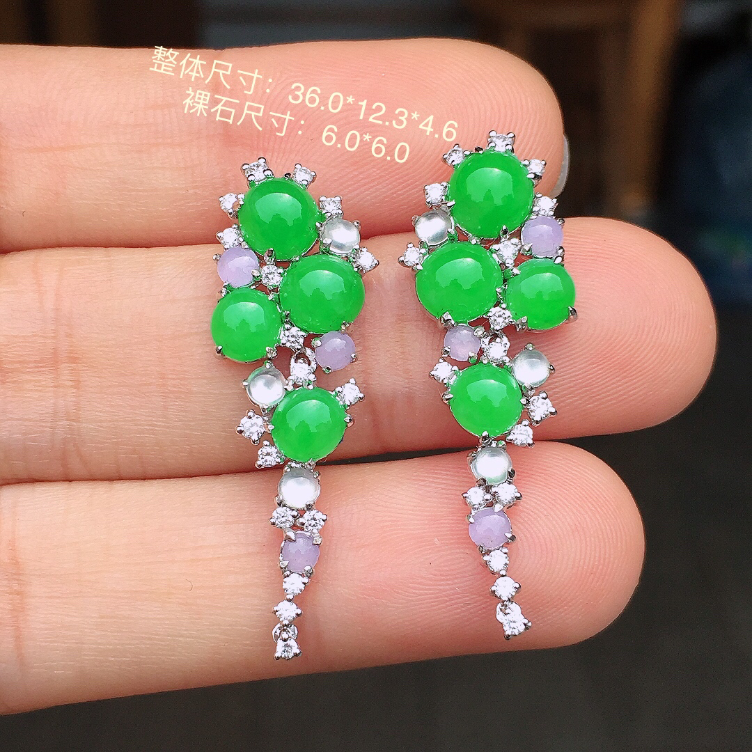 阳绿蛋面耳坠，色泽均匀艳丽，玉质细腻，荧光感超
强，饱满圆润，尽显优雅气质，18k
金豪华镶嵌