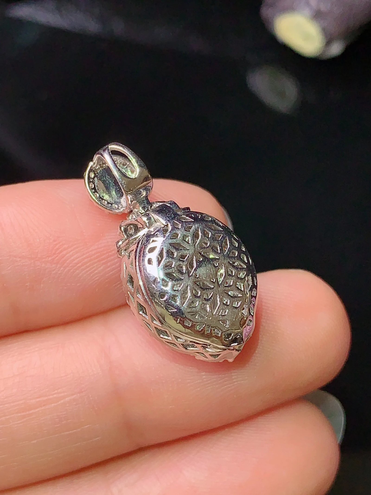 18k金钻镶嵌满绿蛋面吊坠 玉质细腻 色泽艳丽  整体尺寸23*12*11