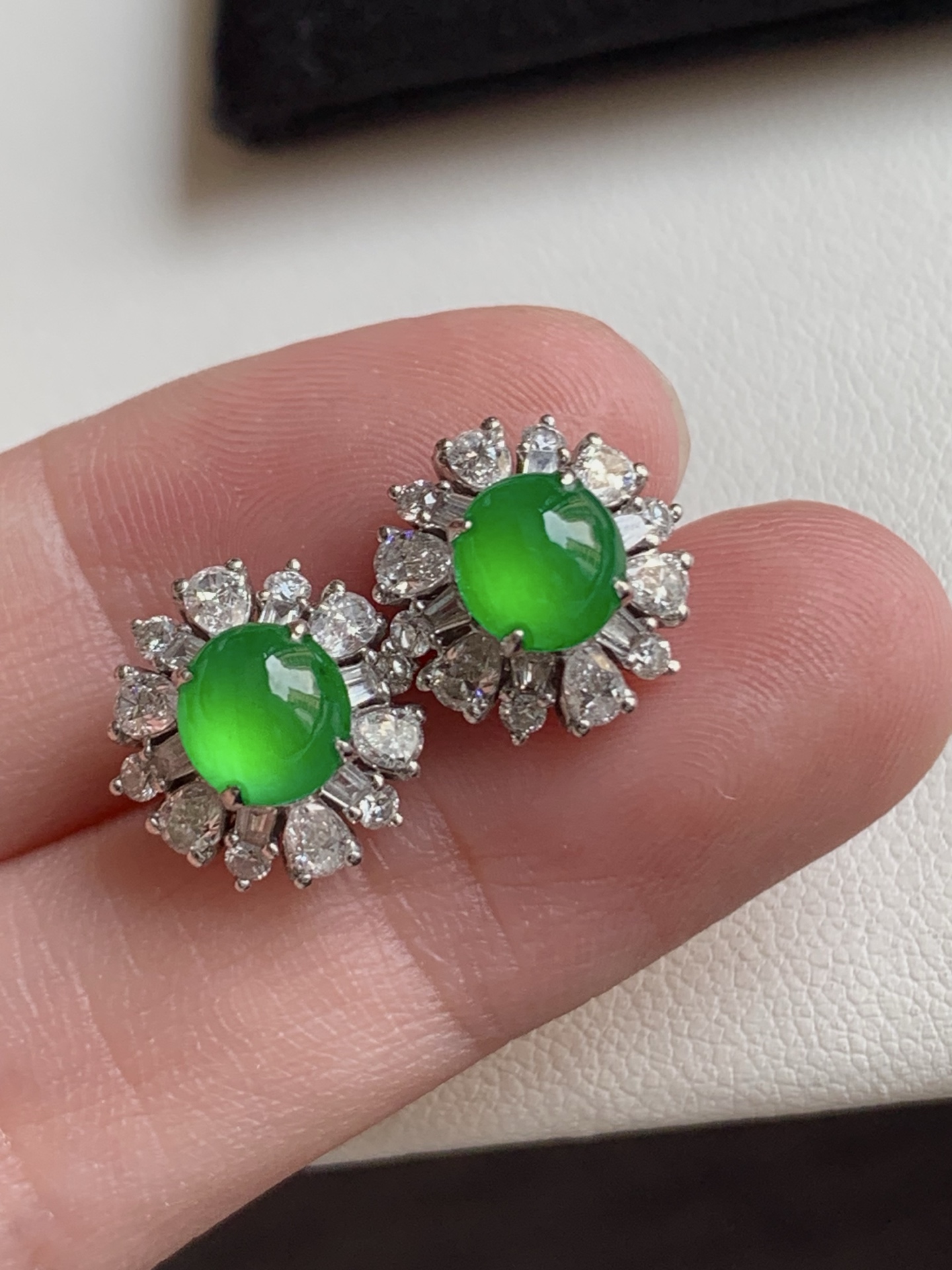 ️【18K金镶嵌蛋面耳钉】种老细腻，色阳浓郁起胶，尺寸：成品：11.5*11.5*7.7，裸石：6.1*5.7,b17422