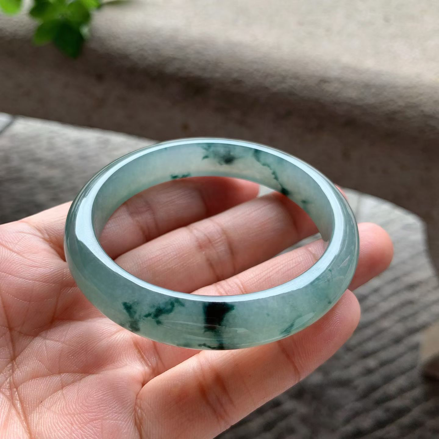 飘花正圈手镯尺寸55.5*11.8*7.5 玉质细腻，通透水润，冰油底色，光泽清亮，水墨花色，灵动