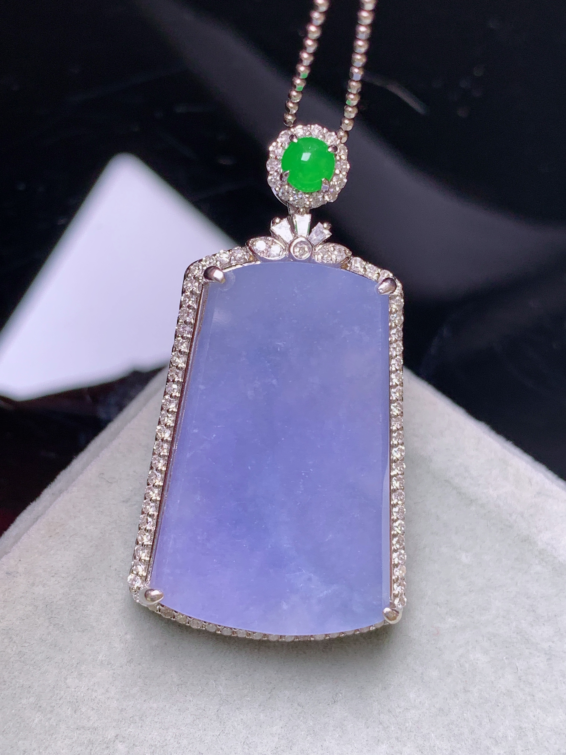 18k金钻镶嵌紫罗兰无事牌吊坠 玉质细腻 色泽艳丽清新 水润亮眼 整体尺寸36.8*20*7.8b2