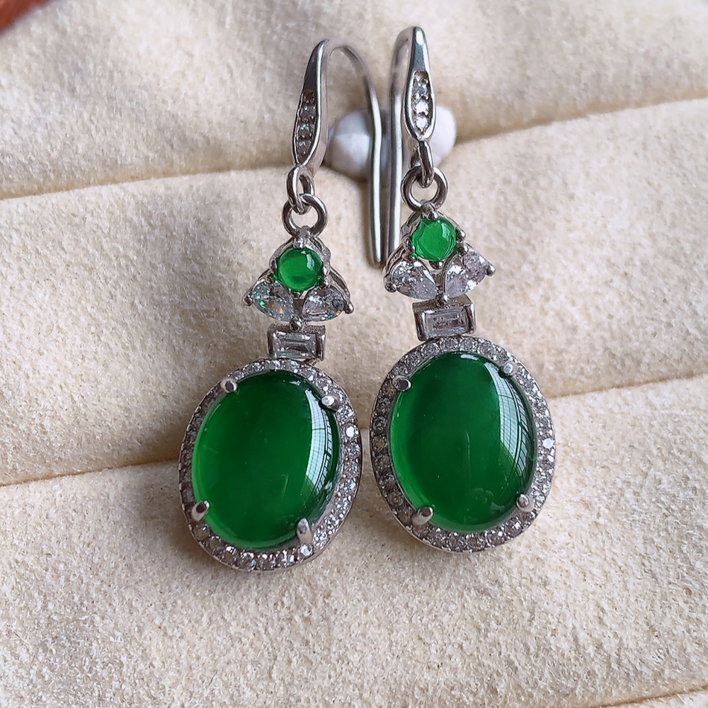 冰润满绿翡翠925银镶嵌耳坠，自然光实拍，翠色灵动，颜色漂亮，种老水足，品相佳，佩戴佳品！W815.22取一整体尺寸：12.2-5.9mm  裸石尺寸：9.6-8