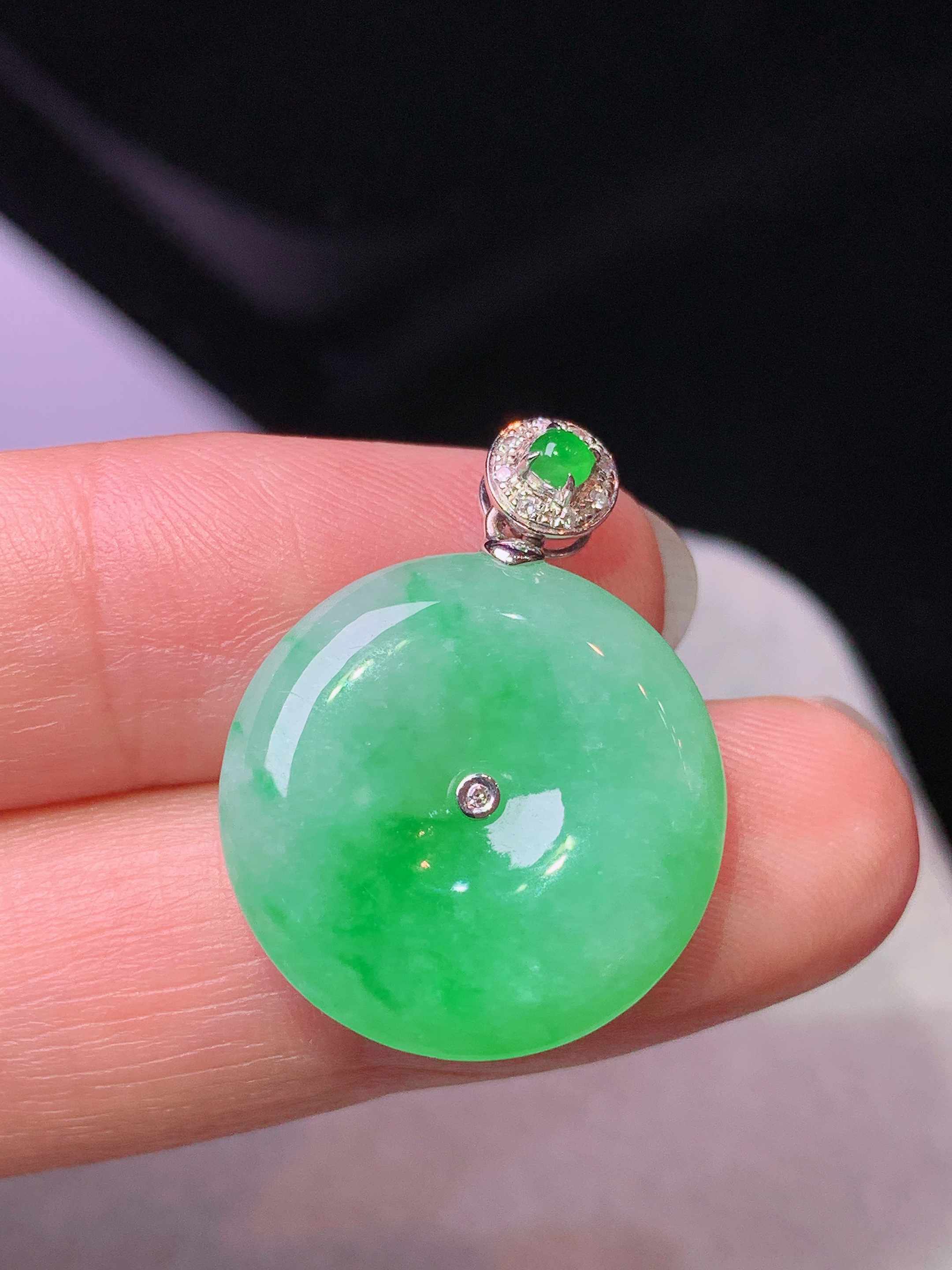18k金钻镶嵌阳绿平安扣吊坠 玉质细腻 色泽艳丽清新 水润亮眼 整体尺寸25.2*19*5b2