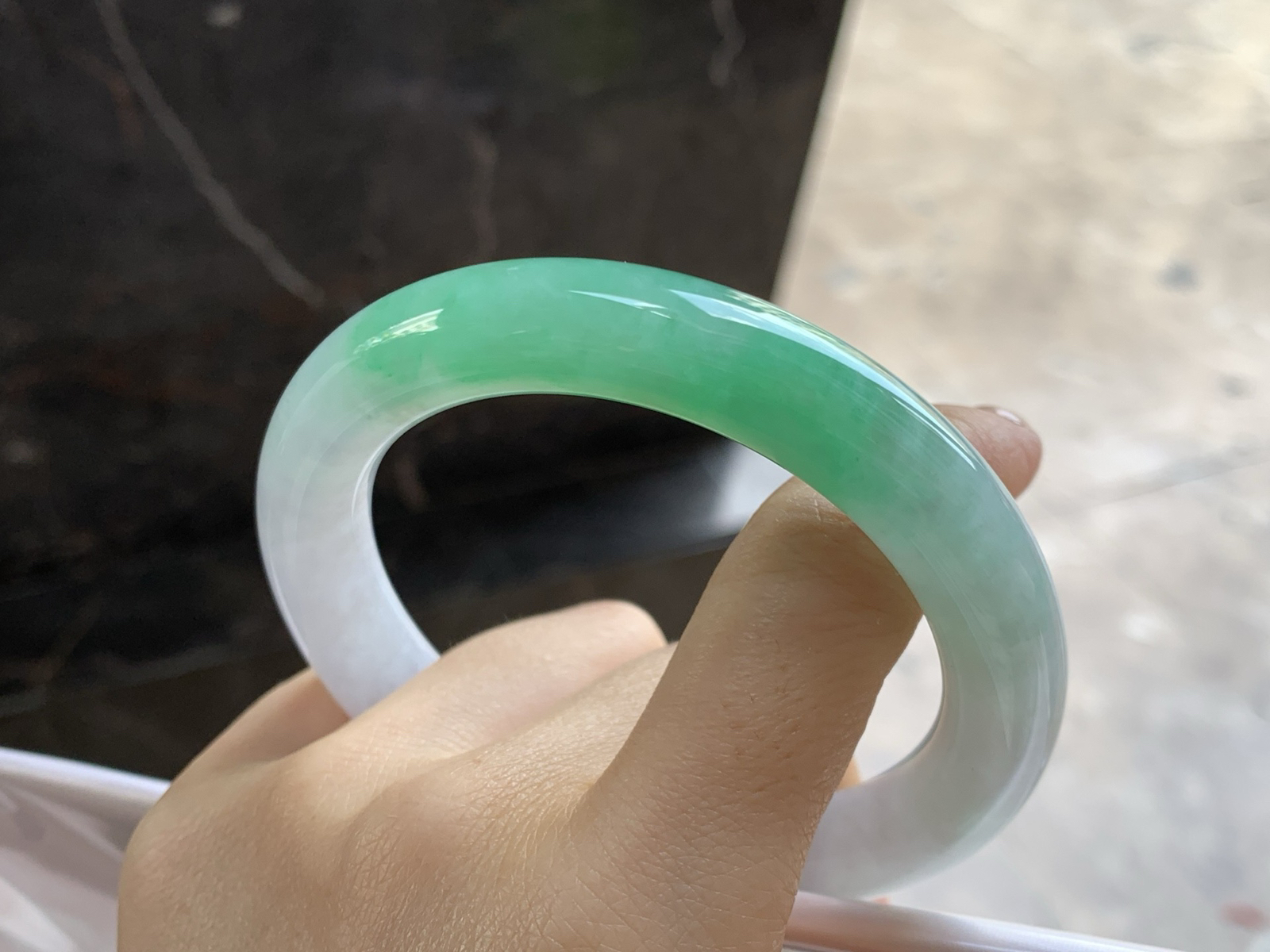 60-141.6

阳绿色大圈口圆条手镯^_^有种有色～绿色浓郁漂亮