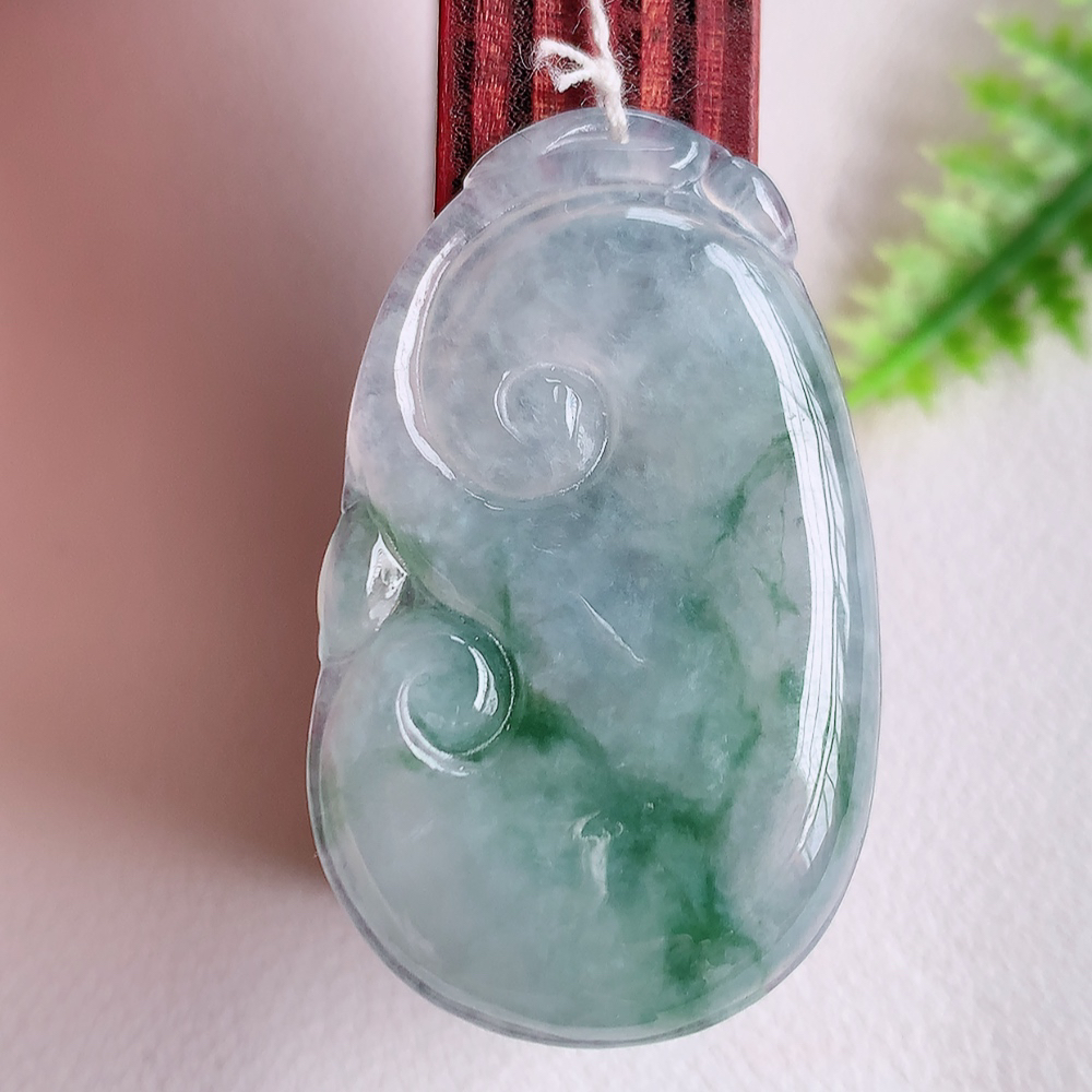 冰润飘花吉祥如意翡翠吊坠  寓意“万事如意，吉祥如意,福寿绵长 心想事成”饱满大气，通透水润  W1415.22尺寸：39.4-23.7-4.6mm