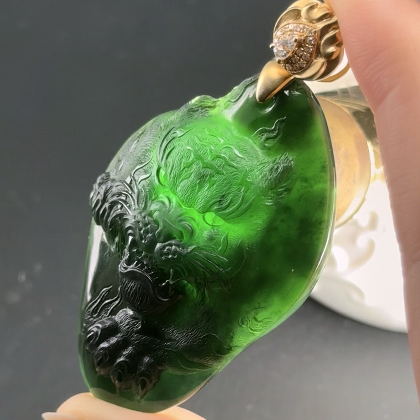 精品18k墨翠虎牌 种好色正 黑度极好 打灯通透 油性十足 尺寸65.5