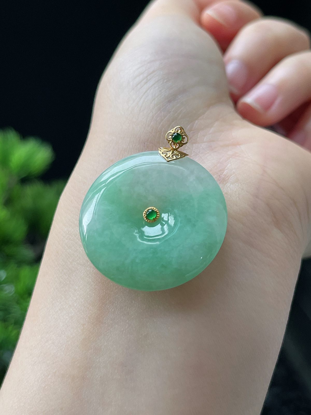 18k金 翡翠糯化种淡绿色甜绿平安扣