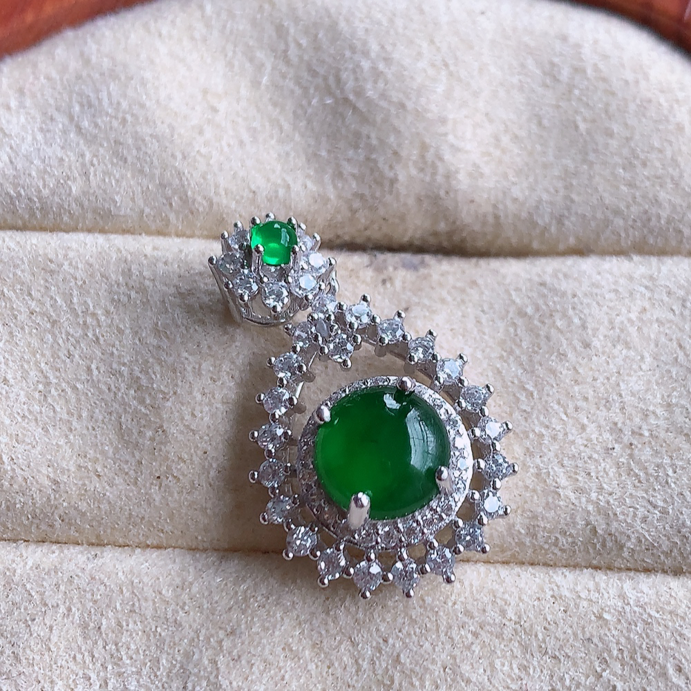 冰润翡翠925银镶嵌蛋面吊坠，自然光实拍，翠色灵动，颜色漂亮，种老水足，品相佳，佩戴佳品！W815.22取一整体尺寸：15.6-7.3mm 裸石尺寸：6.9mm