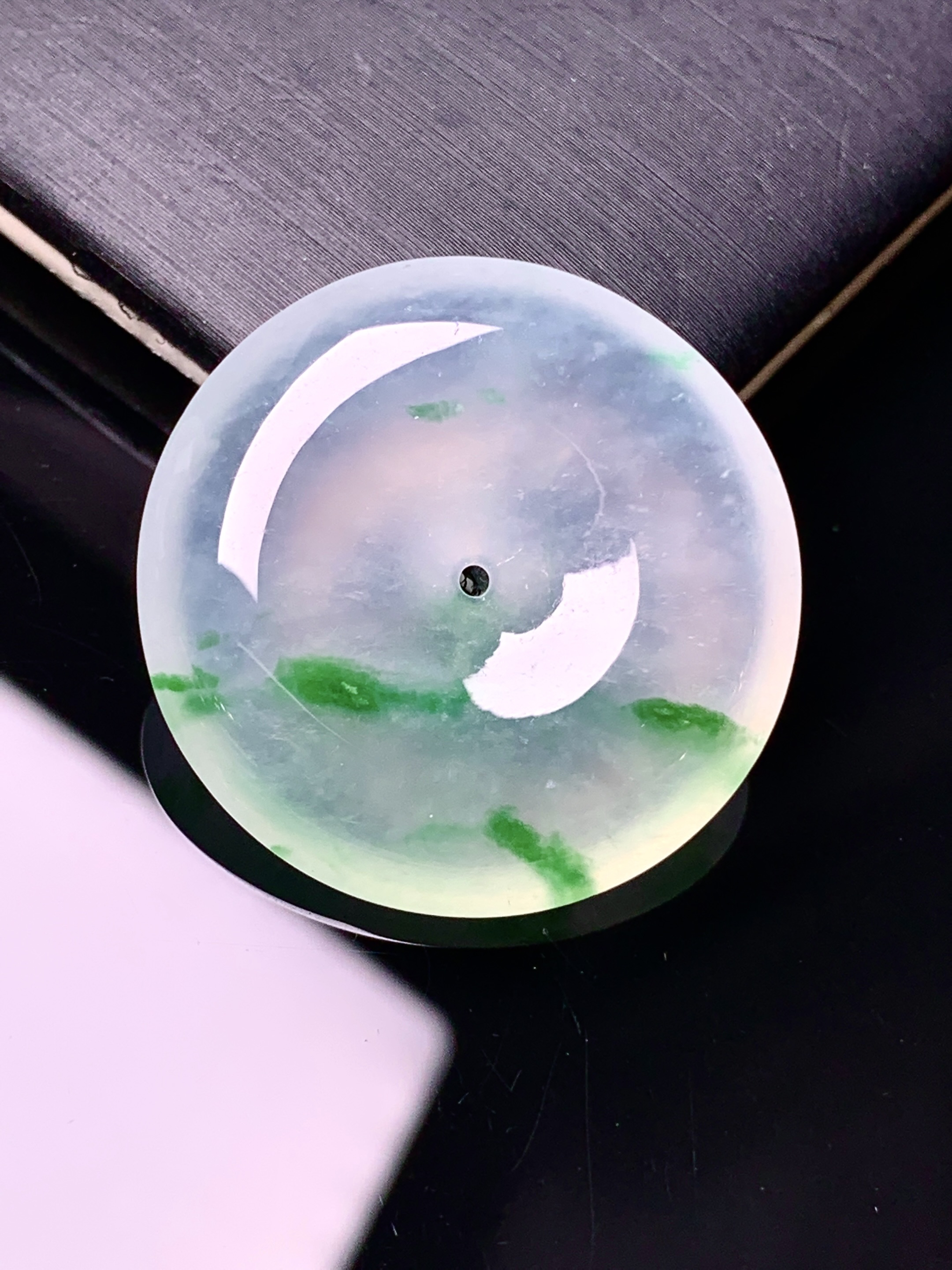 冰种飘绿平安扣吊坠 玉质细腻 色泽艳丽清新 水润亮眼 整体尺寸27.8*6s2