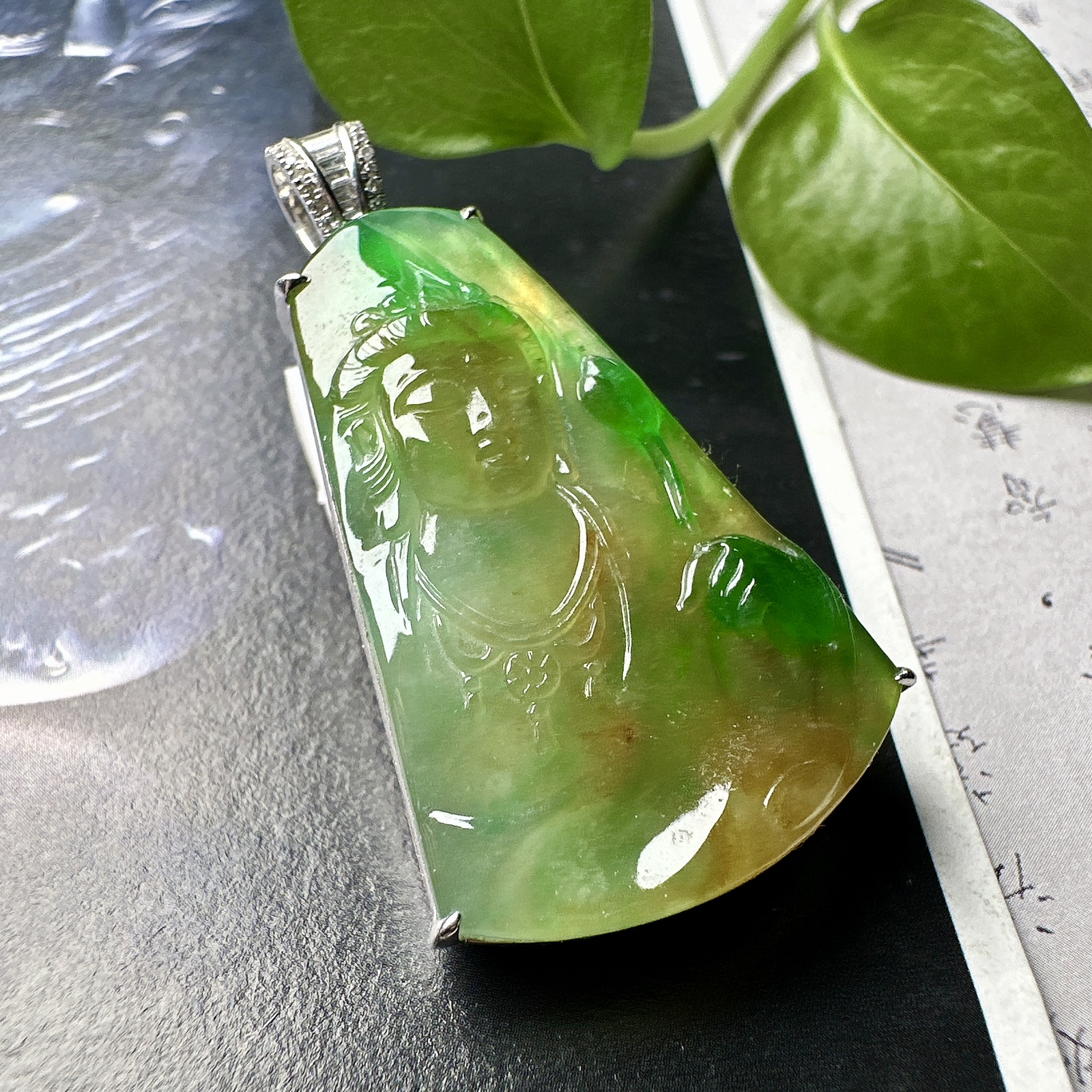 【冰种黄加绿观音吊坠】质地细腻，冰润透亮，光泽出众，冰感十足，18k金钻镶嵌，裸石尺寸27*13.3*3.2毫米