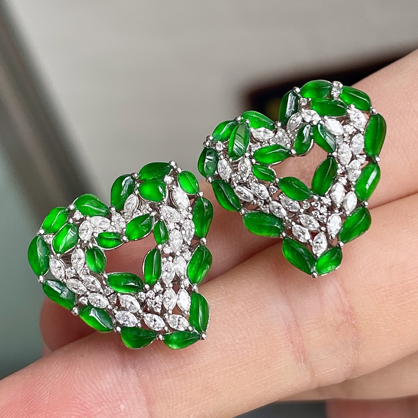 ️，缅料冰阳绿爱心耳钉，色辣，18k金镶嵌，饱满水润，无裂，裸石尺寸16.7/14.5/7.5，编码0422好数字