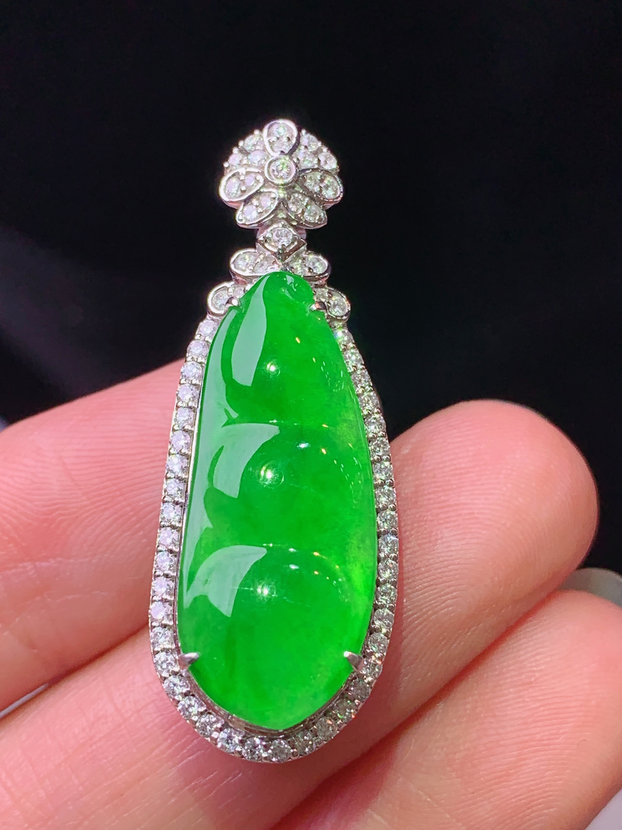 18k金钻镶嵌冰阳绿四季豆吊坠 玉质细腻 色泽艳丽清新 水润亮眼 整体尺寸35.6*13.3*10L2