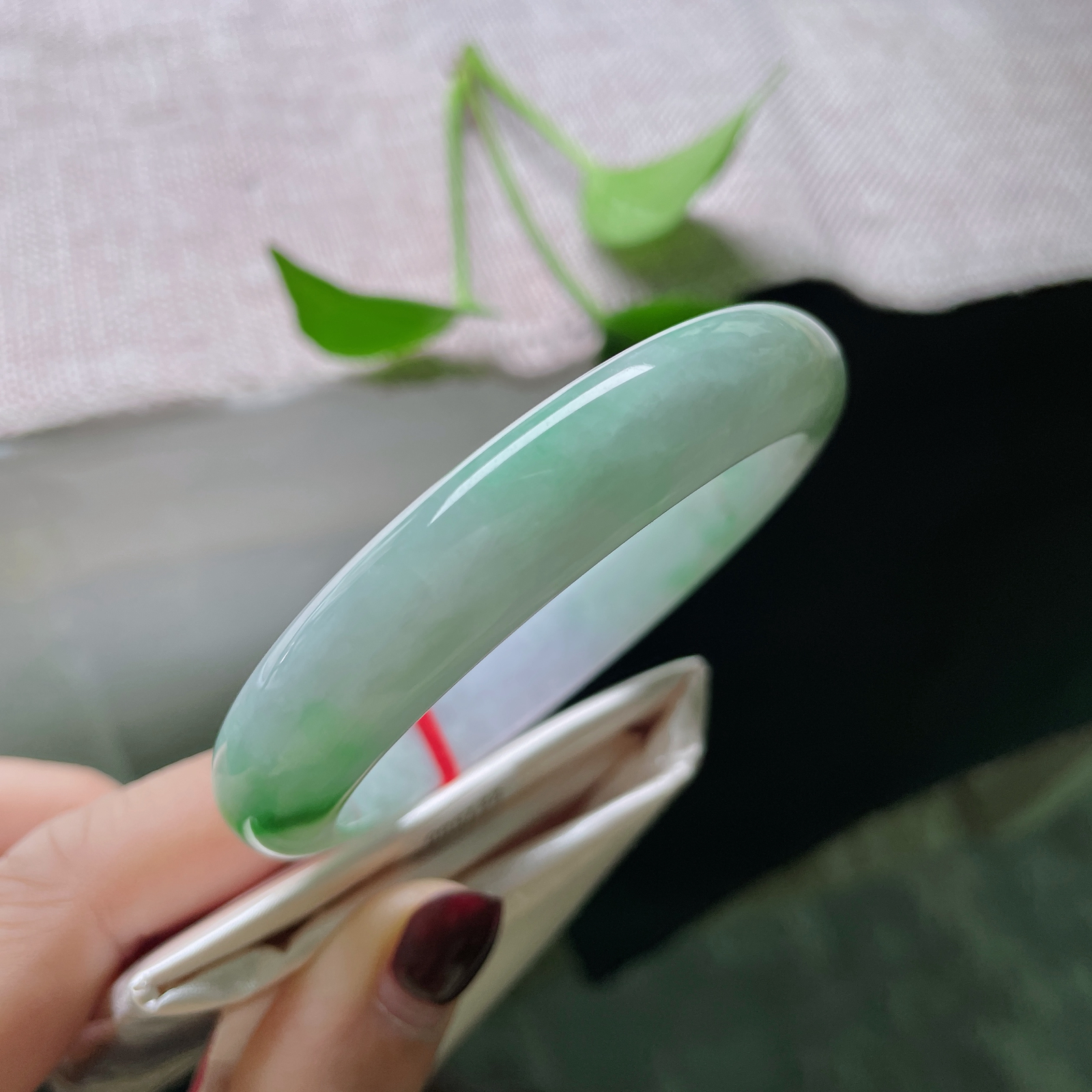 57.1/12/8.1，春彩正圈，是丁香路过黎明时，遗落的薄雾。一点皮纹不显，ss51285a..