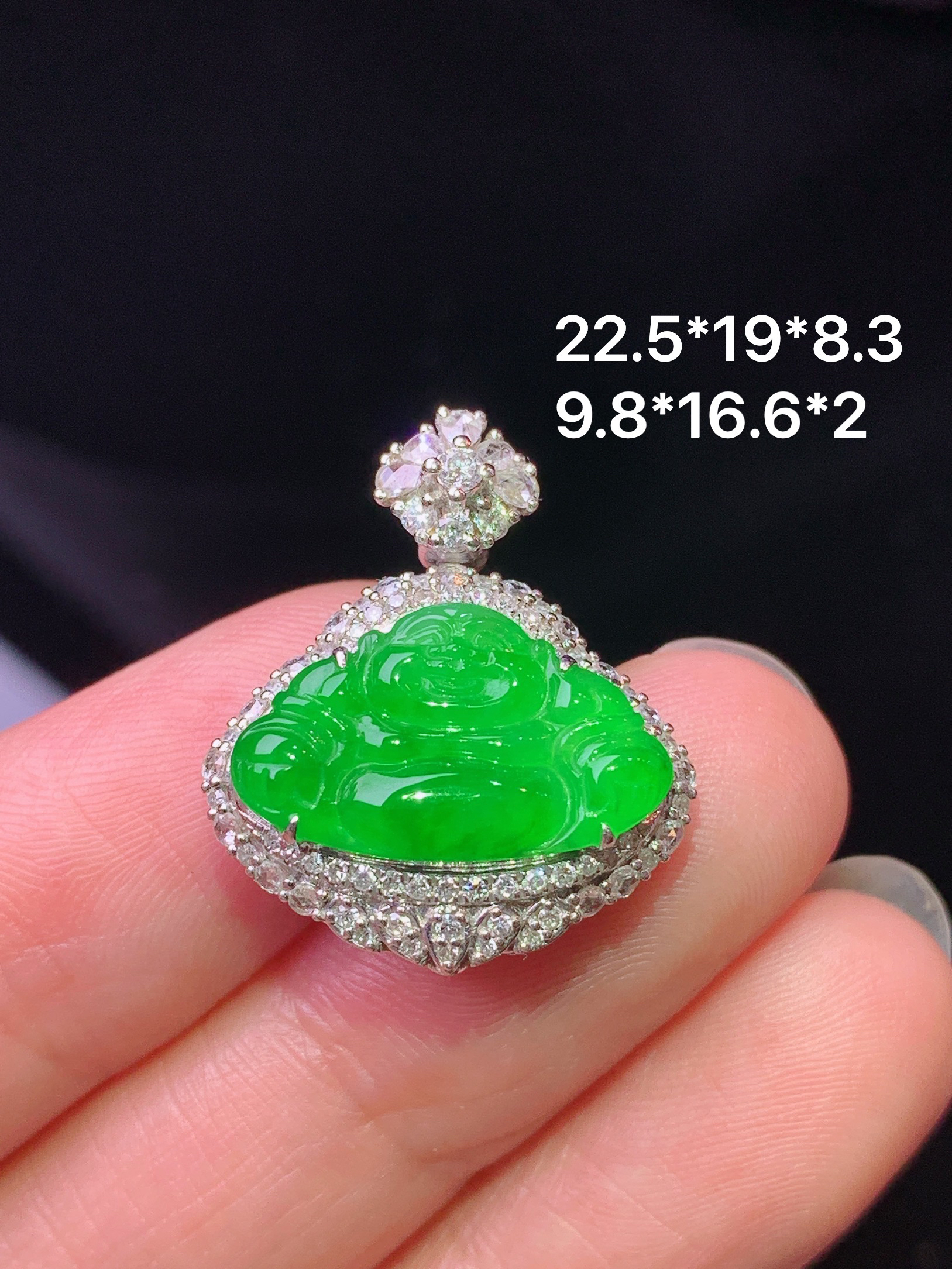 18k金钻镶嵌冰阳绿佛公吊坠 玉质细腻 色泽艳丽清新 水润亮眼 整体尺寸22.5*19*8.3s2