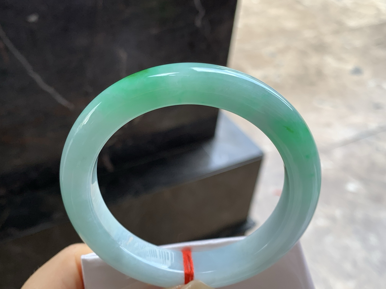 59-12-10

辣绿色手镯^_^底子细腻 大圈口 色辣大气