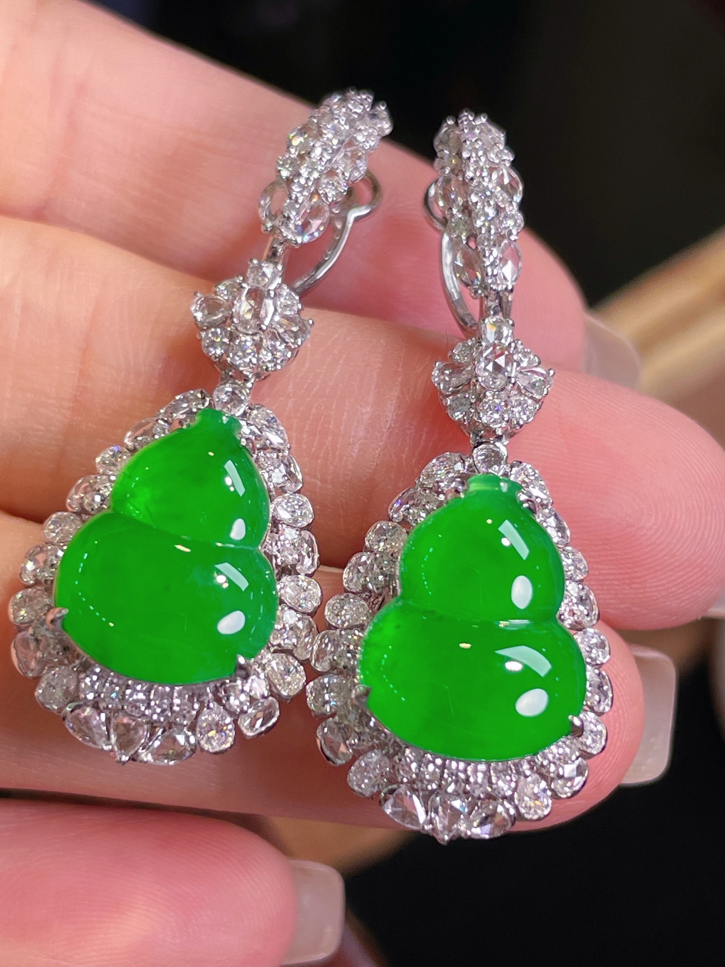 ️超值，翡翠A货 葫芦耳环，阳绿满色，料子冰润细腻，种老起光，18k金镶真钻，上身佩戴效果很好40.2/15.8/11.5裸石14.5/11.6/3