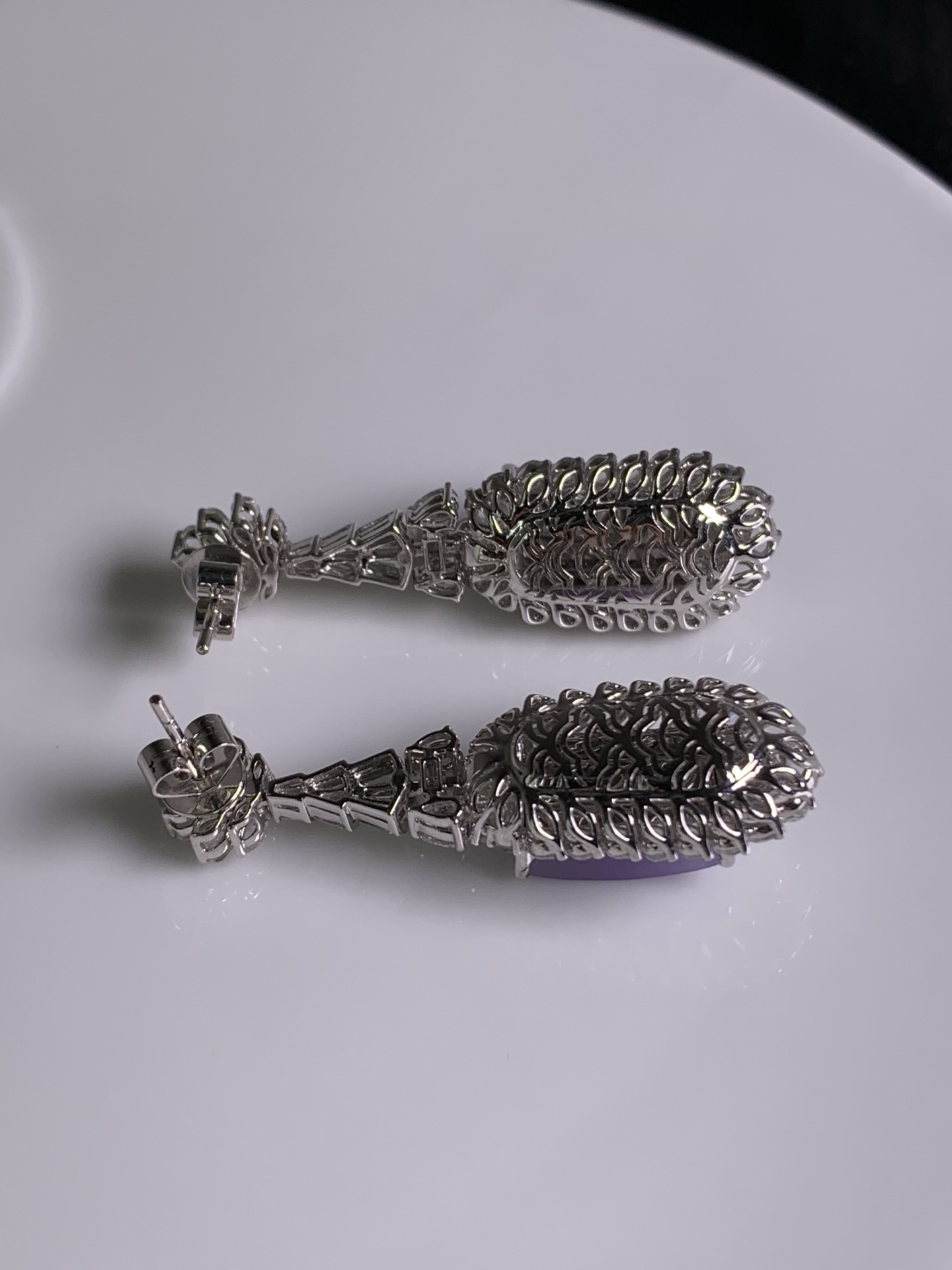 ️，18k金镶嵌方牌耳坠，紫色浓郁，见光靓美入心坎，尺寸：成品：43.1/13.7/10.1，裸石：13.2/7.8，b17422