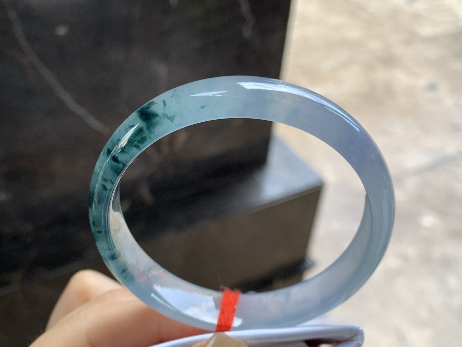 58.5-12.8-6.2

冰种飘花手镯^_^冰味十足～料子漂亮