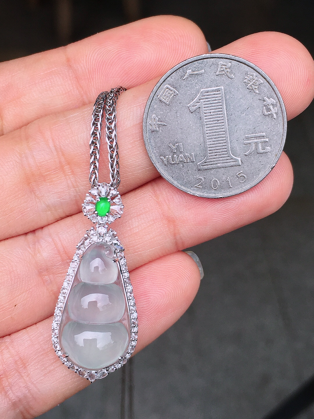 冰种福豆吊坠，玉质细腻，荧光感超
强，饱满圆润，尽显优雅气质，18k
金豪华镶嵌