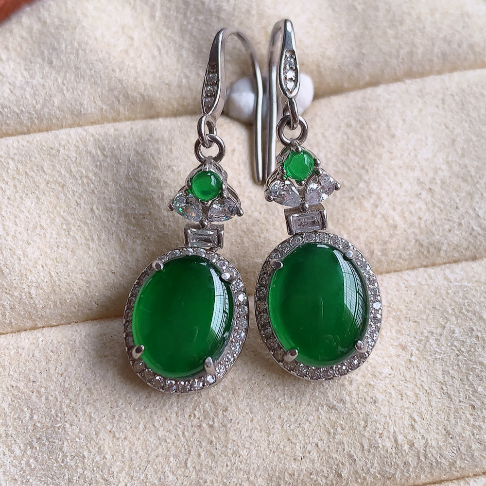 冰润满绿翡翠925银镶嵌耳坠，自然光实拍，翠色灵动，颜色漂亮，种老水足，品相佳，佩戴佳品！W815.22取一整体尺寸：12.2-5.9mm  裸石尺寸：9.6-8