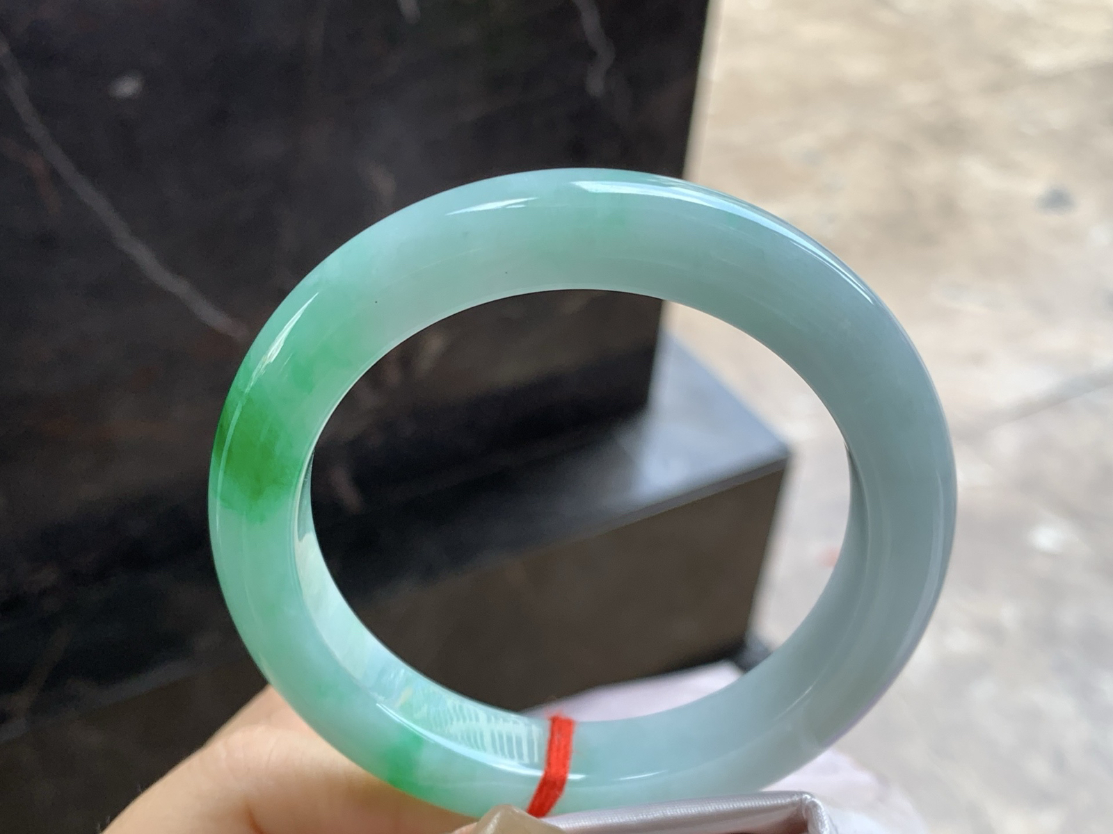 59-12-10

辣绿色手镯^_^底子细腻 大圈口 色辣大气