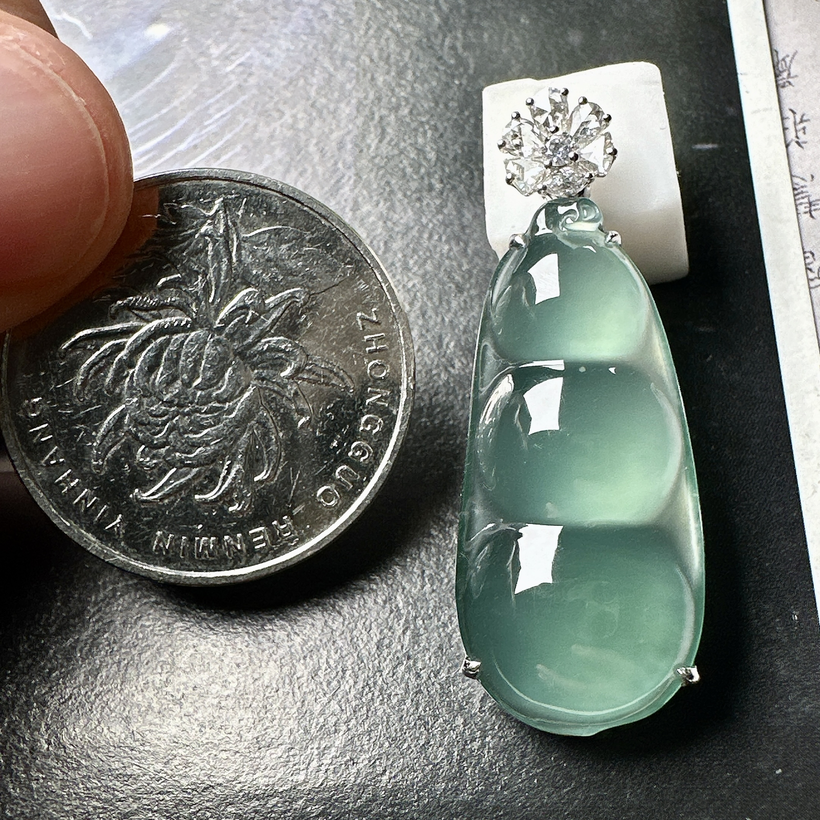 【冰种晴蓝福豆吊坠】种地上乘，冰感十足，通透起光，饱满圆润，收藏品质，18k金钻镶嵌，裸石尺寸29.4*13.6*4.5毫米