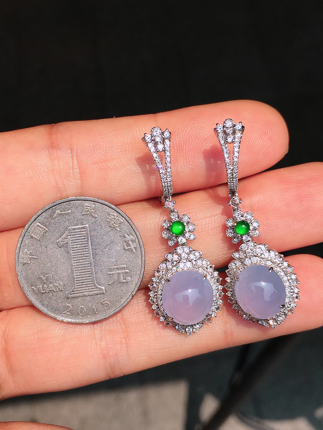 冰紫罗兰蛋面耳坠，色泽均匀艳丽，玉质细腻，荧光感超
强，饱满圆润，尽显优雅气质，18k
金豪华镶嵌