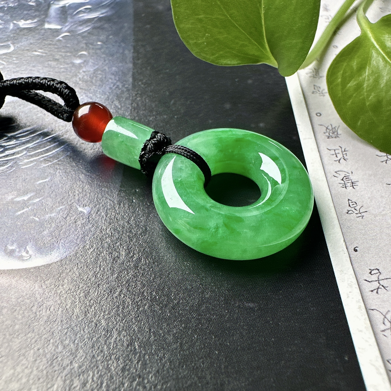 【冰种飘绿平安环吊坠】甜甜圈，质地细腻，冰感十足，通透闪亮