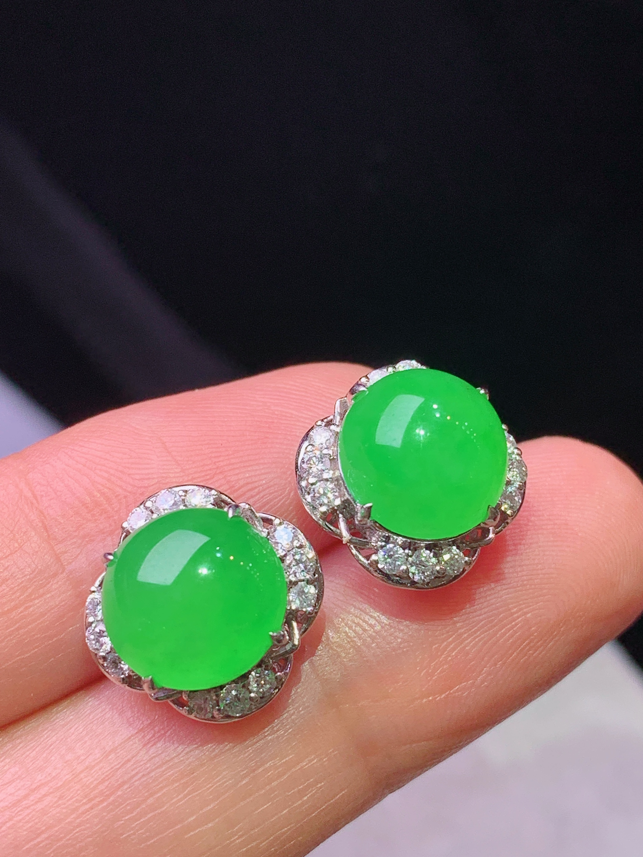 18k金钻镶嵌冰阳绿蛋面耳钉 玉质细腻 色泽艳丽清新 水润亮眼 整体尺寸13*10d3