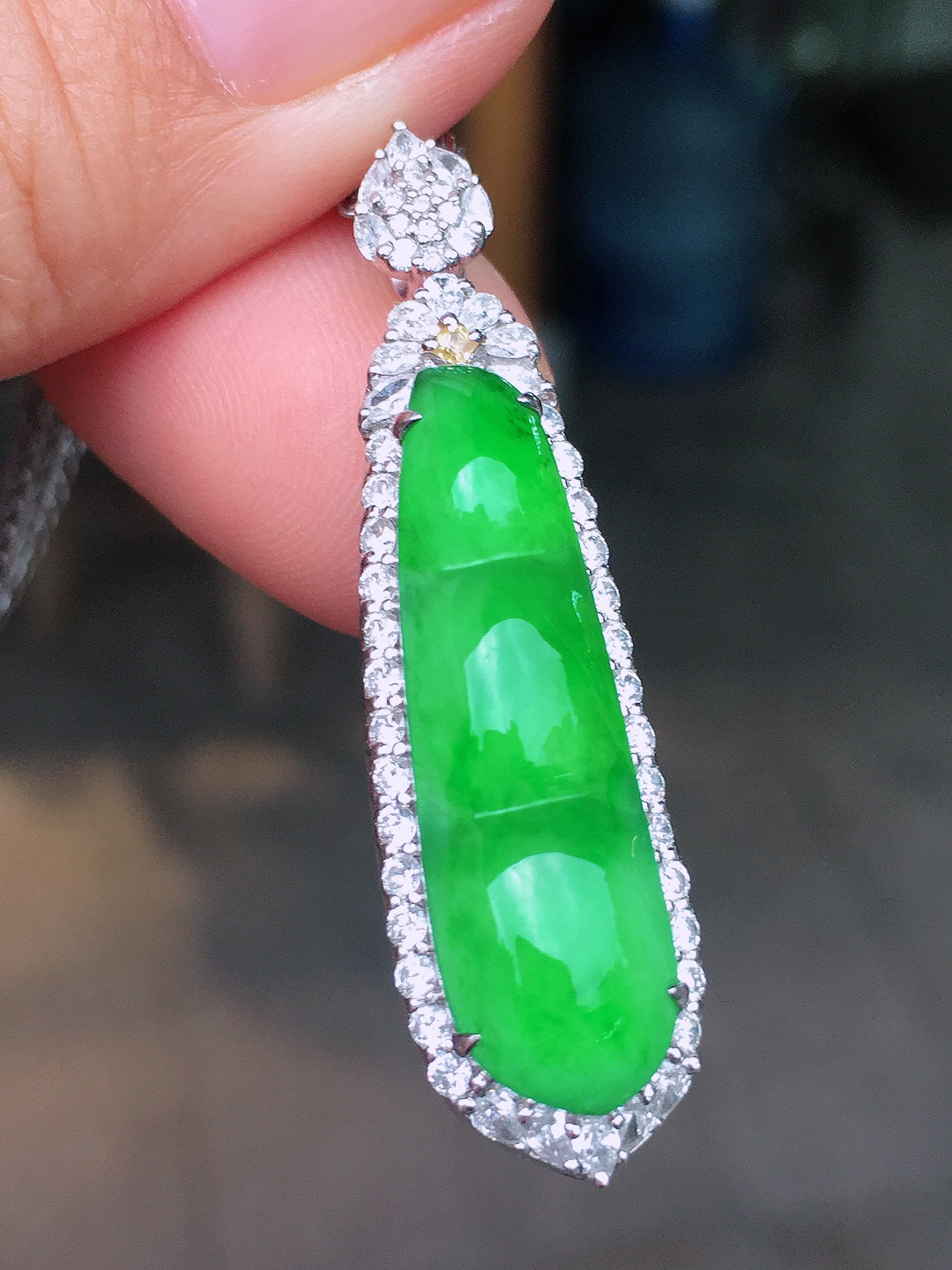 阳绿福豆吊坠，色泽均匀艳丽，玉质细腻，荧光感超
强，饱满圆润，尽显优雅气质，18k
金豪华镶嵌