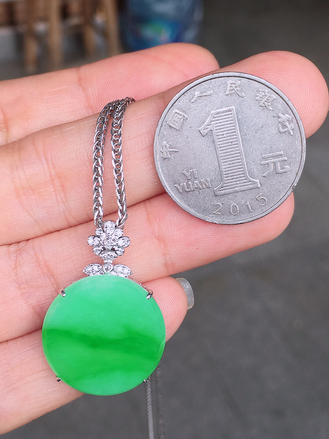 阳绿平安扣吊坠，色泽均匀艳丽，玉质细腻，荧光感超
强，饱满圆润，尽显优雅气质，18k
金豪华镶嵌