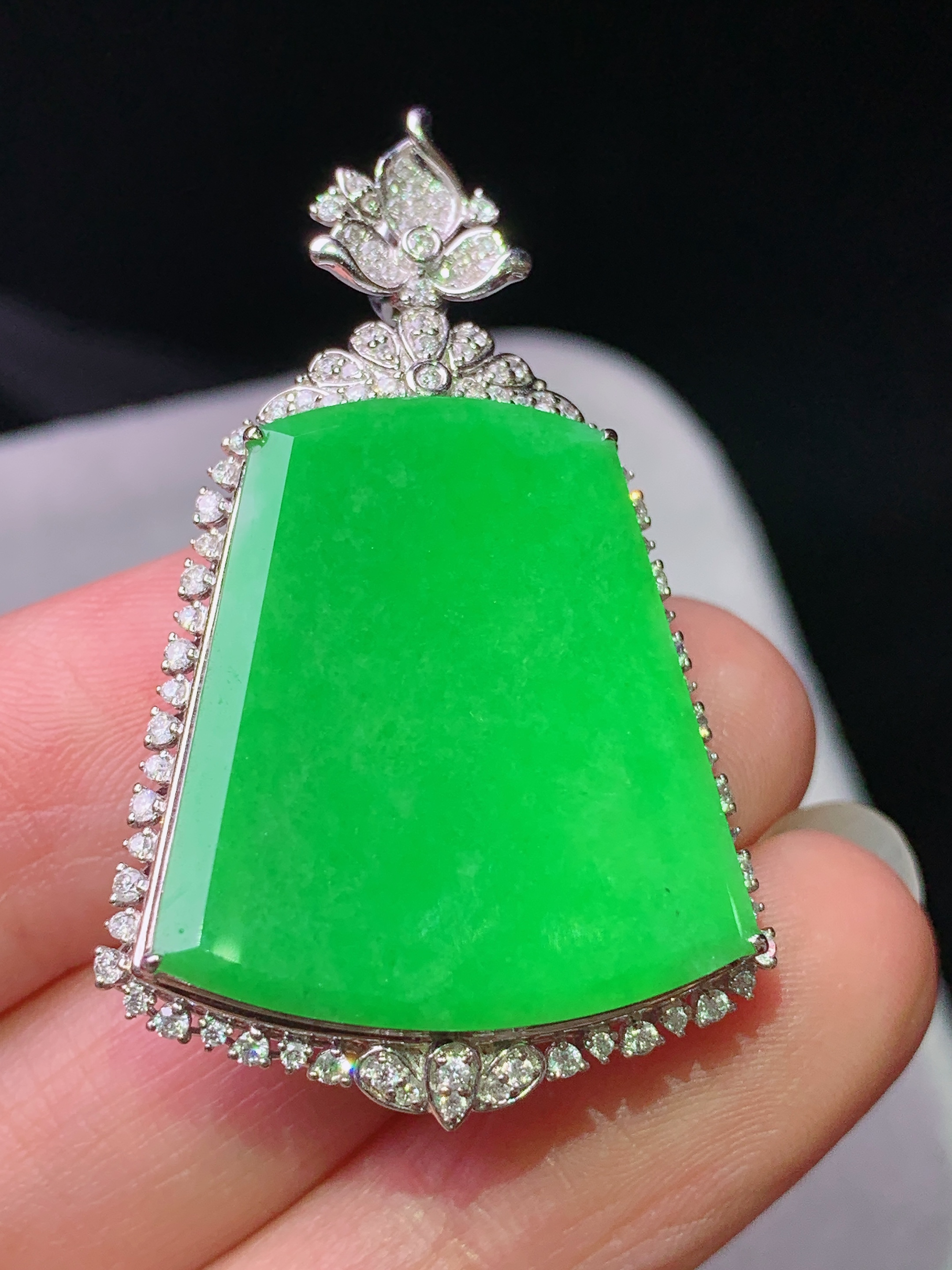 18k金钻镶嵌阳绿无事牌吊坠 玉质细腻 色泽艳丽清新 水润亮眼 整体尺寸40.6*25.8*9.5k1