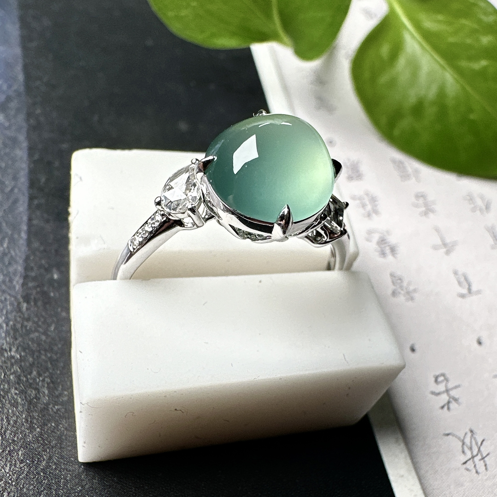 【冰种晴蓝蛋面戒指】质地细腻清爽，荧光感强烈，18K金钻镶嵌，裸石尺寸9*8.4*4.9毫米