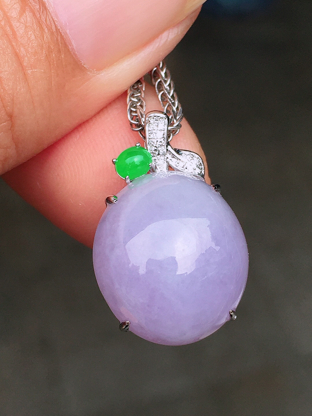 紫罗兰蛋面吊坠，色泽均匀艳丽，玉质细腻，荧光感超
强，饱满圆润，尽显优雅气质，18k
金豪华镶嵌