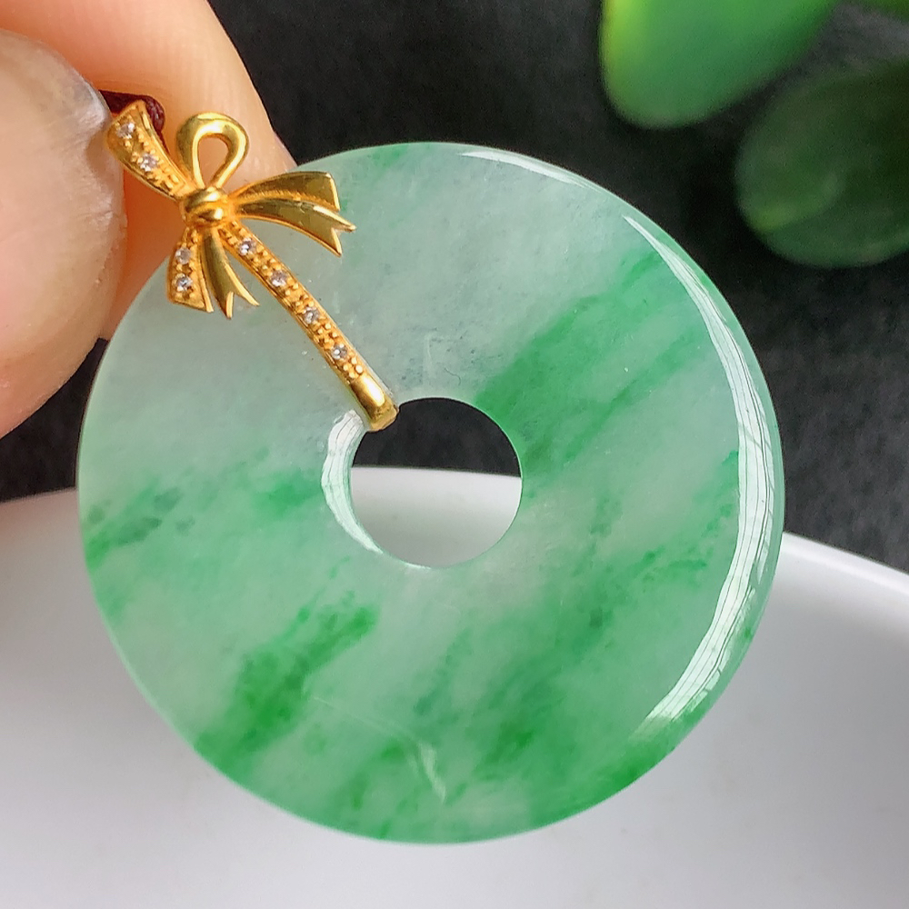 18k金冰润飘绿平安环翡翠吊坠，质地细腻，清秀高雅，饱满圆润  款式大方经典，颜色鲜艳，沁人心脾，高质量精品   W003.22整体尺寸：30.3-2.6mm
