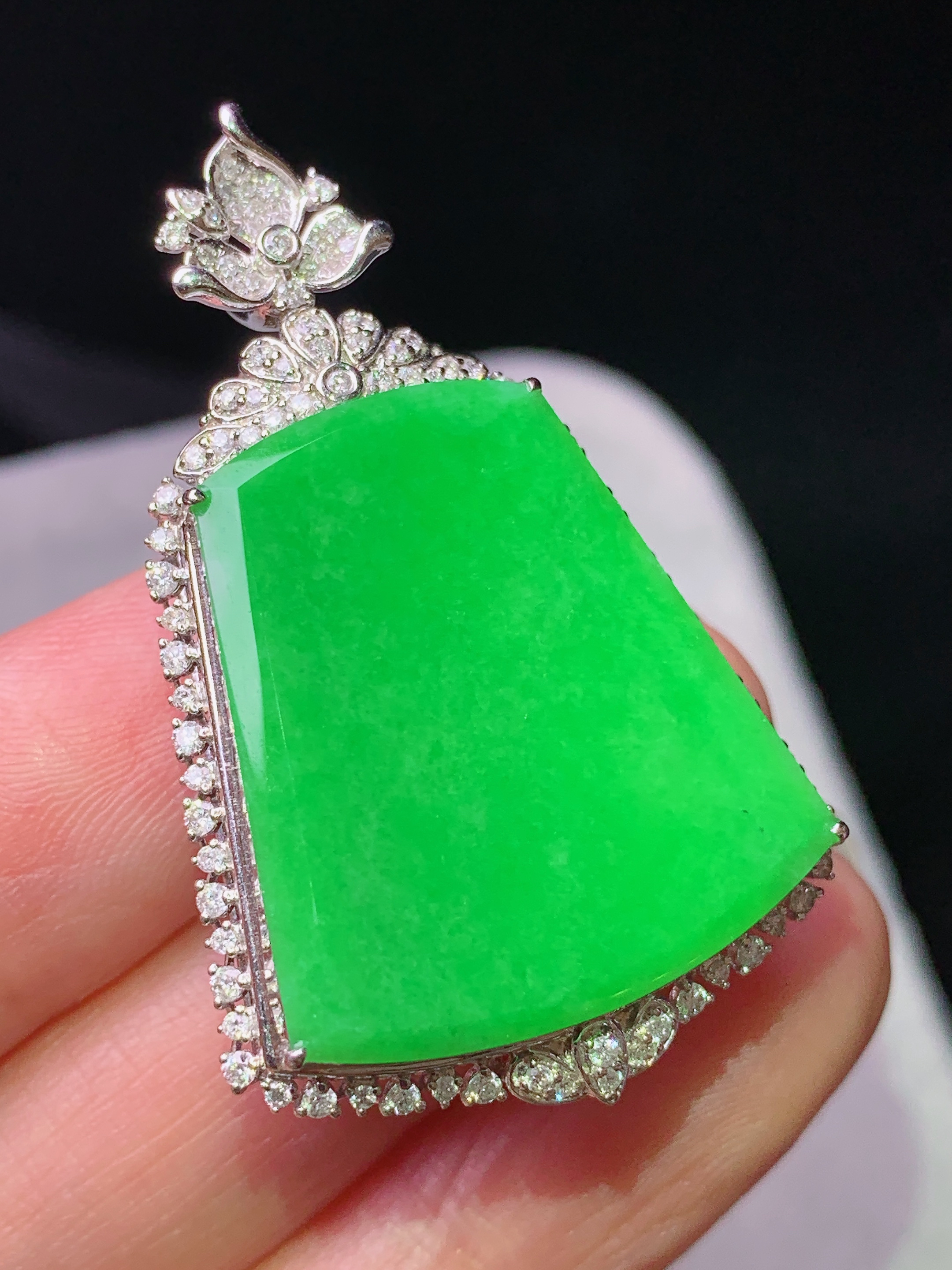 18k金钻镶嵌阳绿无事牌吊坠 玉质细腻 色泽艳丽清新 水润亮眼 整体尺寸40.6*25.8*9.5k1