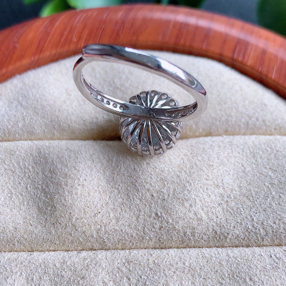 冰润黄翡翡翠925银镶嵌耳坠，自然光实拍，翠色灵动，颜色漂亮，种老水足，品相佳，佩戴佳品！W815.22取一整体尺寸：18-10.9-9.6mm 裸石尺寸：8.2-6.7