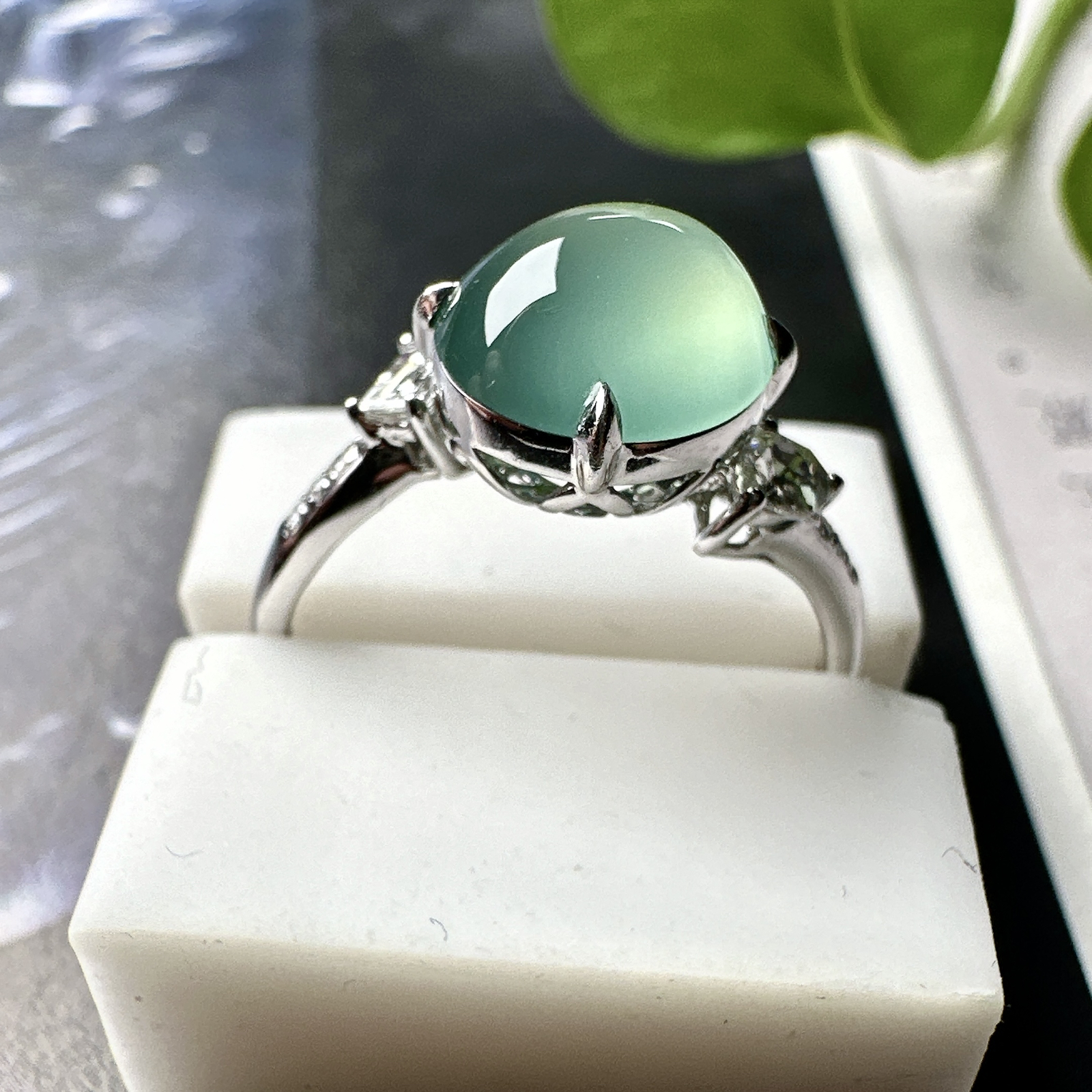 【冰种晴蓝蛋面戒指】质地细腻清爽，荧光感强烈，18K金钻镶嵌，裸石尺寸9*8.4*4.9毫米