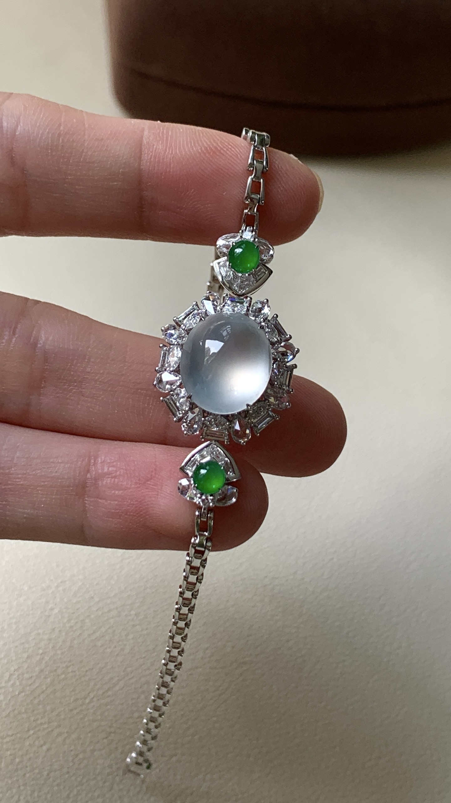 ️，18k金镶嵌蛋面手链，冰润水透，种老细腻起荧，尺寸：长度：18.1，成品：17.5*16.3*11，裸石：11.8*10.3,b17422