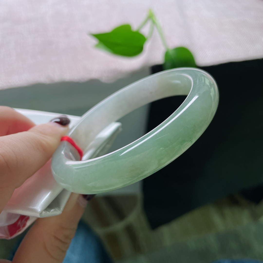 55.1/11.8/8.1，浅油绿正圈，颜色由浅入深循序渐进，别有韵味，无裂，ss51842a