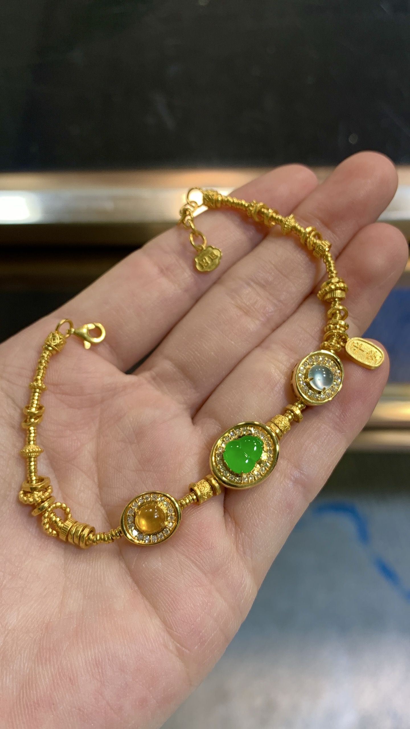 ️，18k金镶嵌花件手链，种老细腻，色阳浓郁起胶，尺寸：长度：18.1，成品：13.1*11.1*